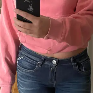 Säljer dessa jeans för att dom inte kommer till användning💘 dom är jättefina och i bra skicka har knappt använt dem!💘Dem är straight så dem är inte skinny, de kostar 1600 nypris💘