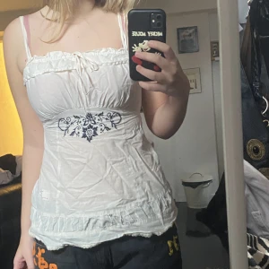 Oddmolly topp - Odd Molly linne med rouge i bysten, sitter jätte fint över bysten och har dragkedja på sidan.