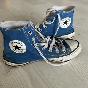 Blå converse  - Blå converse från zalando💙 Välanvända men i bra skick💋 Storlek 39 men kan passa 40 också 