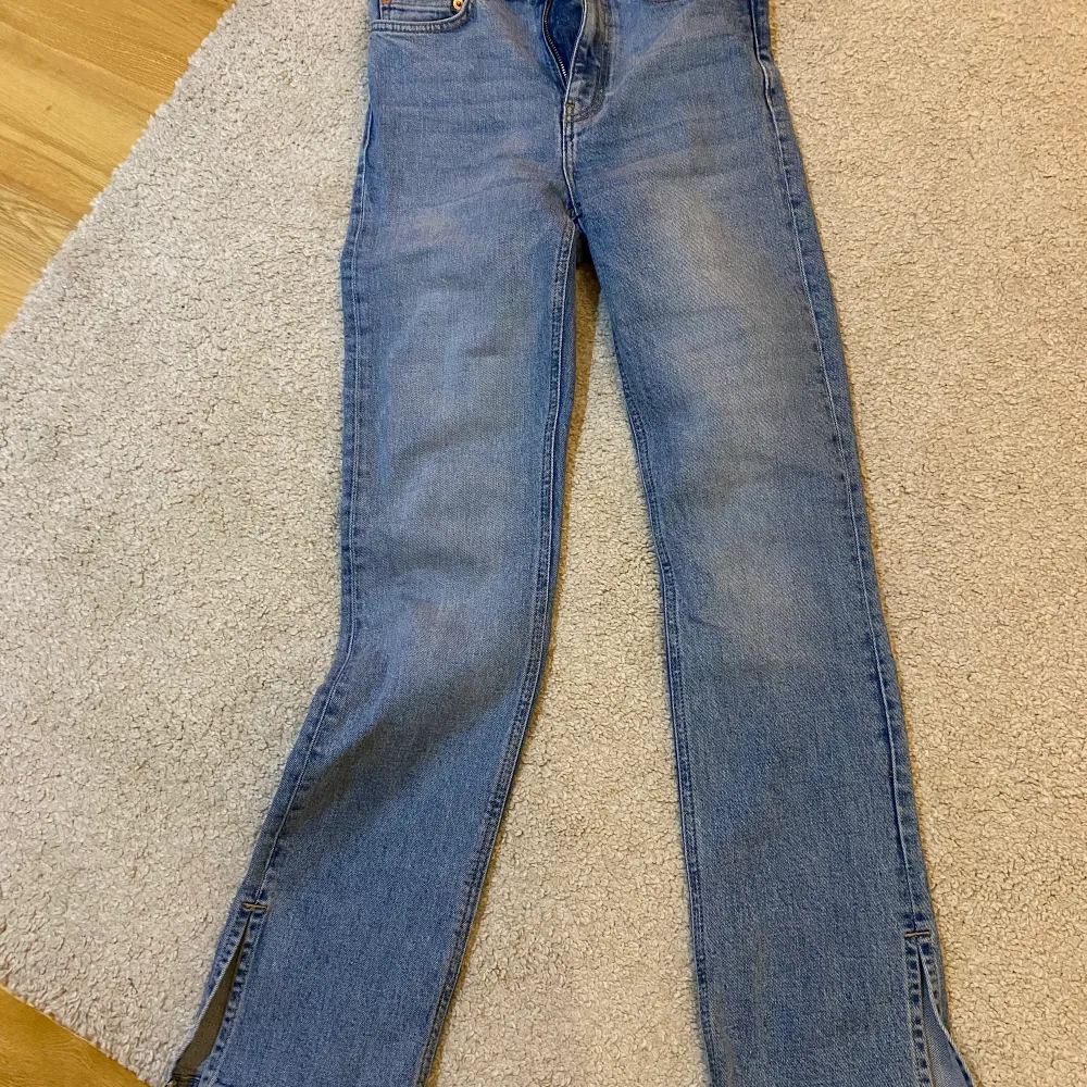 Snygga jeans från lager 157 med slits❤️säljer pga av att de blivit för små tyvärr och användes ca 5 gånger❤️❤️passar på en som är ca 160 eller något längre❤️ (köparen står för frakt). Jeans & Byxor.