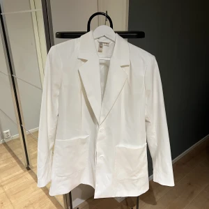 Vit kavaj - Vit kavaj i strl 38 från hm. Fint skick