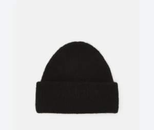 Mössa - Skön mössa fråm zalando köpt för 250kr men aldrig använts