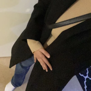 Storlek:S - Säljer en as fin lång svart kappan från Zara. Säljer den enbart för att den inte är något jag har på mig längre. Har använt den fåtal gånger då jag använder en annan hela tiden. 