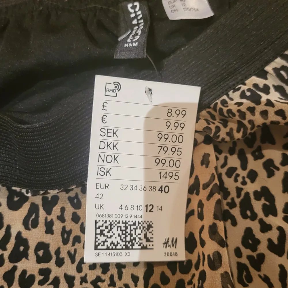 Kjol från H&M, aldrig använd med prislappen kvar. Storlek 40.   Det är en lång kjol men leopard tyget är tunt och halvt genomskinligt. Det är en kort svart kjol under. . Kjolar.