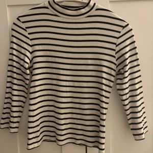 Polotröja från Monki - Polotröja från Monki i stl Medium.  Inga hål eller slitningar Kan skickas om köparen står för frakten