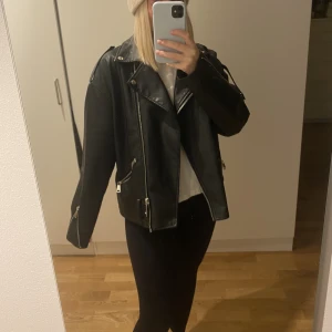 Populära skinnjackan från MissGuided - Fin skick med använd. Säljer för 150kr. 