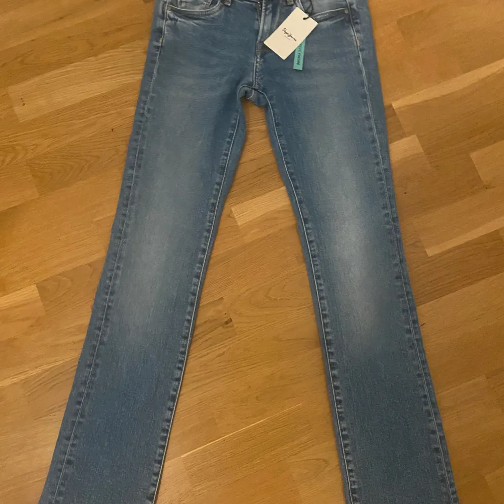 Helt nya bootcut pepe jeans i storlek 24/30🤩 Köpta på zalando för 850kr! Säljer med då de inte passade mig i storleken. Tycker de sitter väldigt likt valerie LTB jeans då jag har dem också💕  De är endast testade aldrig använda. Jeans & Byxor.