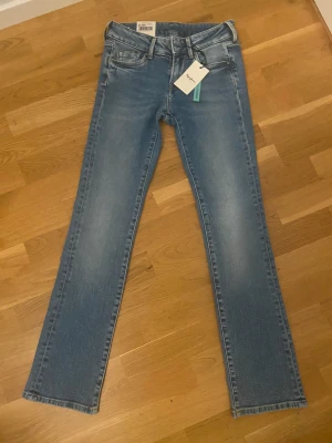 Pepe jeans bootcut - Helt nya bootcut pepe jeans i storlek 24/30🤩 Köpta på zalando för 850kr! Säljer med då de inte passade mig i storleken. Tycker de sitter väldigt likt valerie LTB jeans då jag har dem också💕  De är endast testade aldrig använda