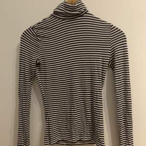 H&M striped turtleneck. Randig tröja från H&M i storlek XS