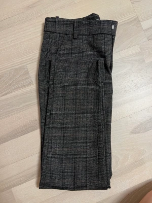 Zara  - Säljer oanvända byxor instorlek 34