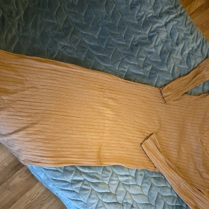 Klänning  - Tajt beige klänning storlek small 