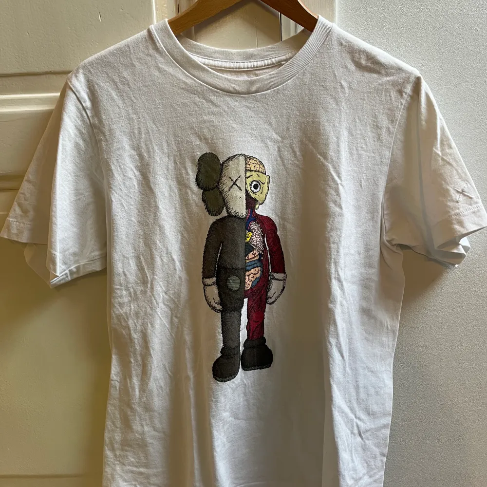 Kaws x Uniqlo tröja från colletionen 2019. Använd ytterst grå gång, kondition 9/10. T-shirts.