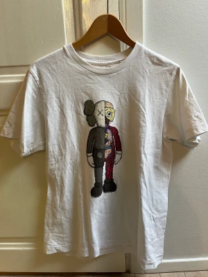 Kaws x Uniqlo - Kaws x Uniqlo tröja från colletionen 2019. Använd ytterst grå gång, kondition 9/10