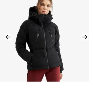 Vinterjacka  - Tjock vinterjacka från Revolution Race (Igloo Jacket) i storlek 36/S. Detta är den varmaste jackan i deras sortiment. Köptes i vintras, använd fåtal gånger, i nyskick. Nypris 1999 kr. Köpare betalar frakten.