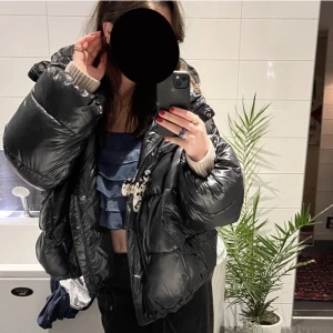 Jacka - Jag säljer min fina och populära jacka som är helt slutsåld på h&m hemsida jag säljer jackan  för att jag inte använder den då jag inte använder den jag har max använt den två gången så den är som ny.