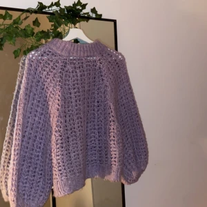 Stickad tjocktröja - Super söt stickad tröja med trekvarts ärmar!!jötte gullig lila färg men jag säljer då jag inte använder den! Från ginatricpot men är inte säker på att den säljs längre💕perfekt nu till vinter! Storleken är M men den skulle passa S lika bra!!  