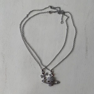 Dödskalle halsband - Ett fint halsband i två delar. Använt få gånger. I fint skick. Rostfritt stål. För fler bilder kontakta mig. Köp nu! Frakt 13 kr frimärke vid köp med swish.