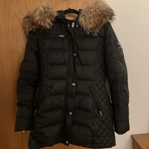 Rockandblue jacka - En Rockandblue jacka i bra skick förutom ett litet hål under luvan. Äkta päls  Mid i längden  Storlek 44