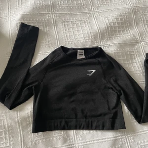 Gymshark logo träningströja  - Säljer denna croppde träningströja från Gymshark i storlek S. Superfin och skönt material. 