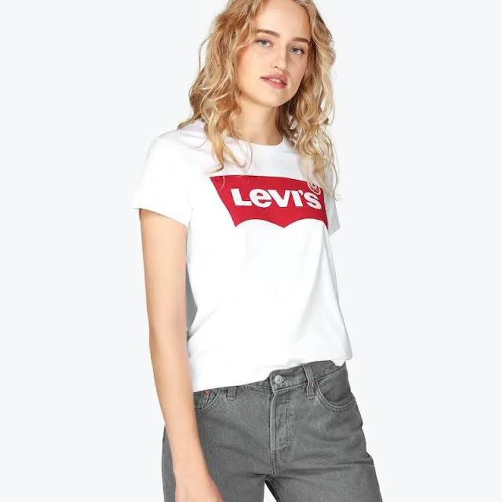 Klassisk Levi’s t-shirt , använd ett fåtal gånger , lånade bilder. Vid intresse kan fler bilder skickas.. T-shirts.