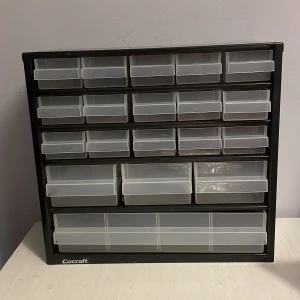 SORTIMENT LÅDA 👌🏾👌🏾 - Jag säljer den jätte bra sortiment skåp med 19 stycken lådor för jag inte har någon användning för den längre den är använd ungefär 1-2 gånger jag säljer den för 150kr orginalpriset är 250kr❣️❣️❣️❣️🥰🥰