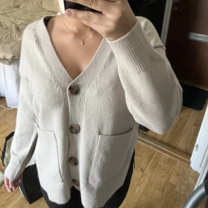 beige stickad kofta - Såå fin stickad kofta från hm med prislapp kvar så aldrig använd. Säljer då den inte kom till användning.  Nypris: 299 Säljer för:200  Storlek: XS