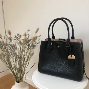 säljer min fina och väldigt klassiska kate spade väska💖 jag har tyvärr inte längre användning för den. köpt i paris för några år sedan men bara använd ett fåtal gånger så den är i väldigt bra skick!! pris kan diskuteras samt köparen står för frakt!