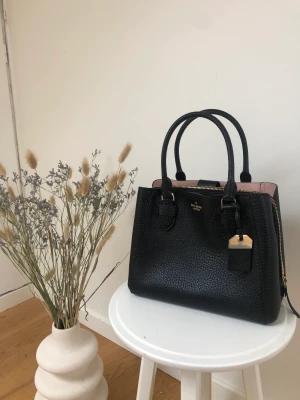 Kate Spade väska  - säljer min fina och väldigt klassiska kate spade väska💖 jag har tyvärr inte längre användning för den. köpt i paris för några år sedan men bara använd ett fåtal gånger så den är i väldigt bra skick!! pris kan diskuteras samt köparen står för frakt!