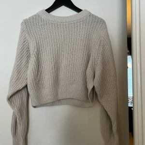 Stickad beige tröja  - Stickad tröja från Gina Tricot