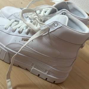 Vita puma sneakers, använda 1.2 ggr, därav smutset underifrån. Nypris runt 1000 lappen, säljer för 300 pga har ej plats. 