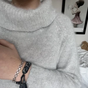 Angira tröja!! - Säljer denna helt fantastiska tröja i Angora blandning!! Det står storlek L på lappen men skulle säga att den passar xs-m❤️‍🔥