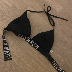 Calvin Klein bikinitopp - Bikinitopp aldrig använd i svart. 