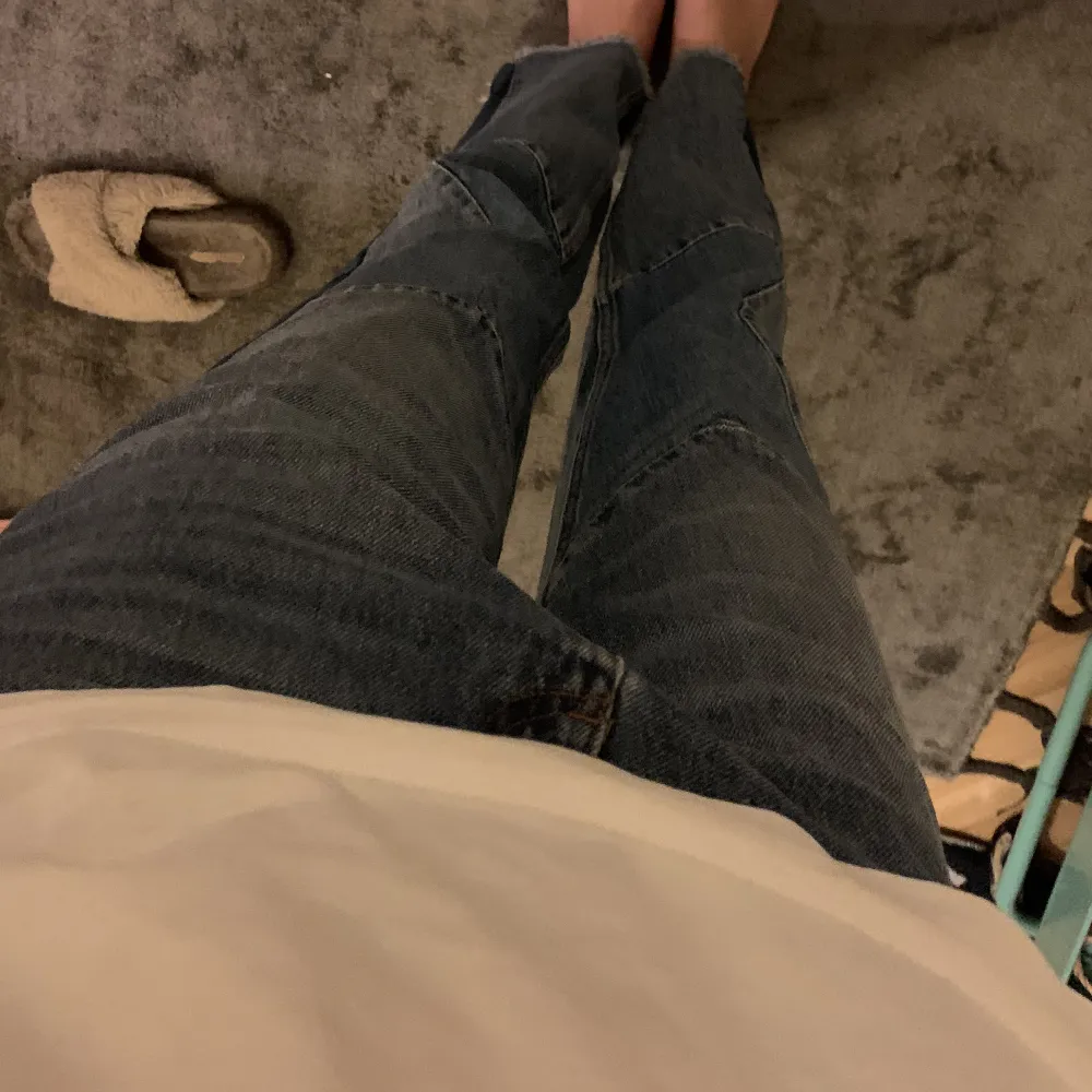 Säljer dessa så coola sandro jeans i strl 38, har sytt om dem lite, sydde in en kil i sidan så de sitter lågmidjat på mig. Är 178 cm lång. Även snygga att vika upp så får man lite kortare jeans. Jeans & Byxor.