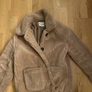Teddy JACKET från NAKD - Jätte bekväm. Använder ej längre därav säljer. Gott skick. Nypris 499kr. Mysig inför vintern 