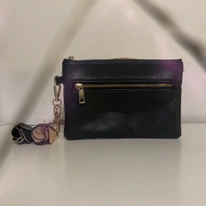 DON DONNA handväska  - Nu säljer jag min fina Don Donna hand väska gjort av äkta läder. Använd cirka 3 gånger och kommer inte till mer användning. Nypris 399kr