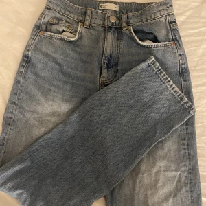 Jeans - Säljer min jeans från Ginatricot då dem in kommer till användning! Bra skick! Kan mötas upp i Jönköping eller frakta, köparen står för frakten💕
