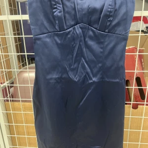 Fin festklänning stl S - Mörkblå klänning från forever 21 i sidenmaterial. Perfekt till nyår. Stl S Köpare står för frakt 
