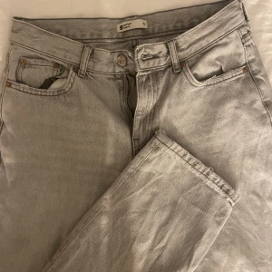 Jeans - Säljer mina lågmidjade jeans från Ginatricot, säljer för dem har tyvärr blivit förstora💕 dem har en liten missfärgning på fickan men det är inget jag själv märker av! Kan mötas upp i Jönköping eller frakta, köparen står för frakten💕