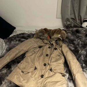 PJS JACKA DAM! - riktigt bra och fin jacka, Äkta.  Säljes pga urvuxen  Vid snabb affär pris kan diskuteras Kan fraktas men Ni står för fraktkostnad   DAM JACKA XS!!