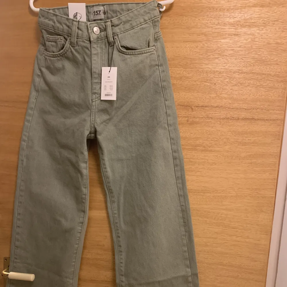 Gröna jeans från lager 157 i strl: xs Aldrig använda då jag köpte fel storlek. Finns inte kvar på sidan längre och är köpta för 300kr.. Jeans & Byxor.