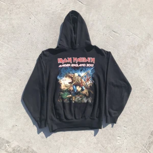 Tour hoodie!! 🌱💿 - Iron maiden från deras England tour 2013. Riktigt bra skick, inga direkta anmärkningar. Storlek L men passar även M. Tveka inte att höra av dig om du undrar något!! 🌱🎸💿