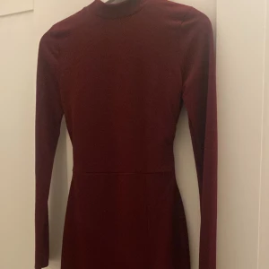 Vinröd kortkläning  - Säljer en vinröd kläning med öppen rygg med slits på vänstersida. Aldrig använt och finns med prislapp, köpt från Missguided. För mer bilder kontakta mig.