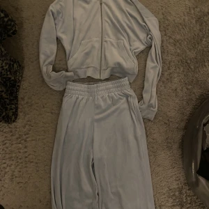 Mjukis set från bikbok  - Den andra bilden är bara på en modell som har på sig den så det är inte den färgen jag säljer utan den blåa