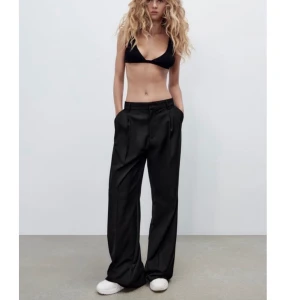 Kostymbyxor Zara - Säljer mina såå snygga svarta kostymbyxor från zara då jag har ett till par!! Strl M, passar mig som brukar ha 38 i zaras jeans