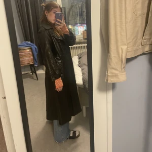 Skinn/Läder kappa lång - Så snygg skinnjacka! Går ner till mitten på vaderna (jag är 165cm). 