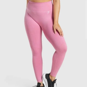 Gymshark vital seamless - Säljer två par vital seamless 2.0. Båda är storlek XS💖 jättefint skick båda tightsen, knappt använda. 250kr styck 