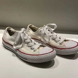Låga converse - Låga converse i välbehållet skick. Storlek: 38. Skick: bra skick. Nypris: 699kr. Pris kan diskuteras vid snabb affär.❤️