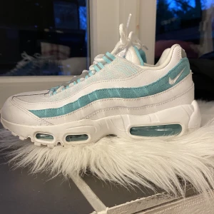 Nike Air Max 95 skor i storlek 38 - Här är ett riktigt par feta skor som vill ha en ny ägare. Älskar designen på dessa skor och reflexerna fram och bak gör att de lyser upp i mörkret på ett snyggt sätt. Jag har kanske använt dessa skor 5 gånger och därför känner jag att de är dax att sälja