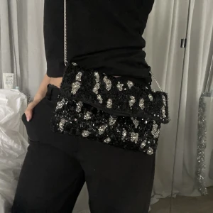 BECK SÖNDERGAARD Väska - Superfin glittrig väska från BECK SÖNDERGAARD. Suuper skick och inga defekter. Man kan ha bandet både långt och kort! Säljer för 335kr men pris kan diskuteras!💕 Köperan står för frakten! Mått: längd24cm höjd15cm