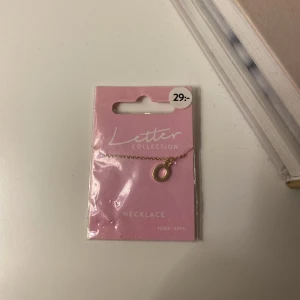 Guld halsband  - Guldhalsband med bokstaven ”o”, oöppnad!